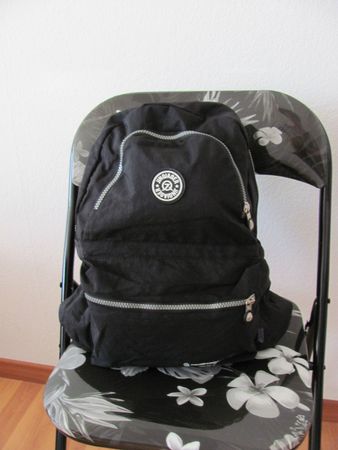 Schwarzer Rucksack - Praktisch für Alltag und Reisen!