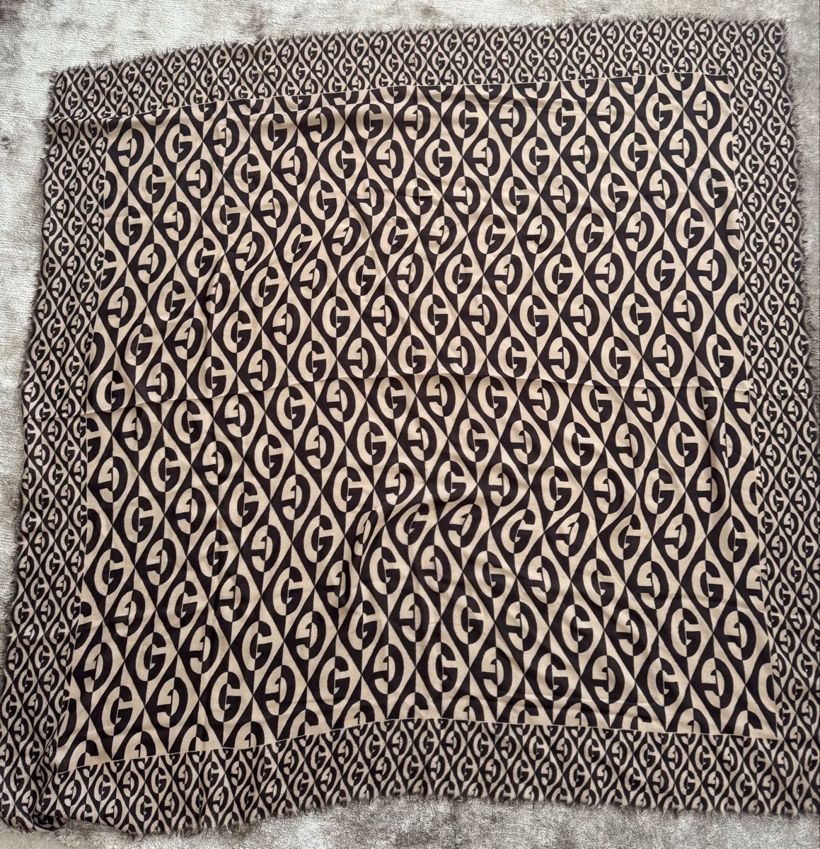 Gucci Foulard & Sciarpe: Foulard Gucci – Nuovo (secondo la descrizione) da Bellinzona venduto da eli_6mr5