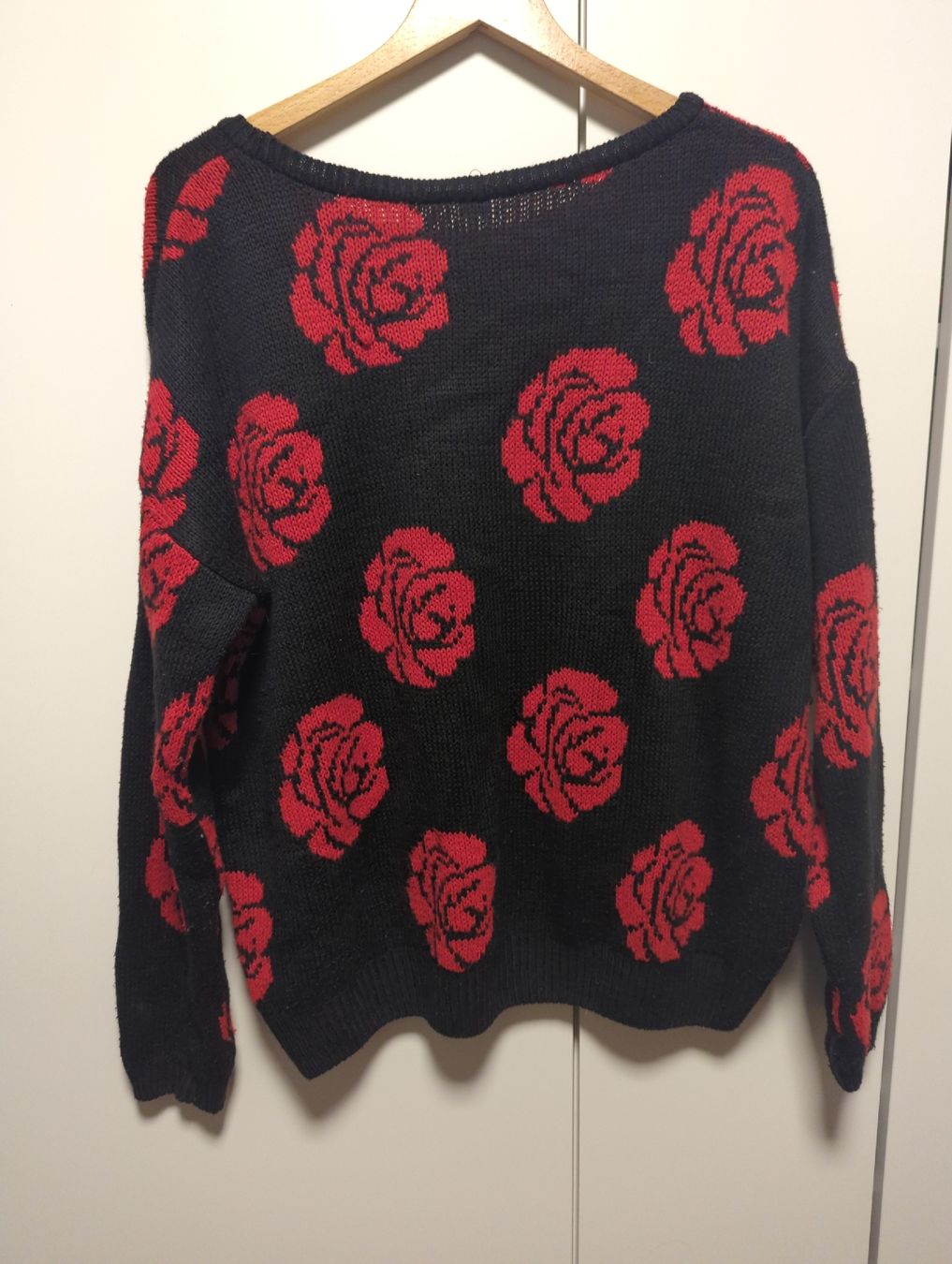 Maglioni & Felpe: Pimke Schwarzer Strickpullover mit Rosenmuster, – Usato da Bülach venduto da Cat_2.5 1