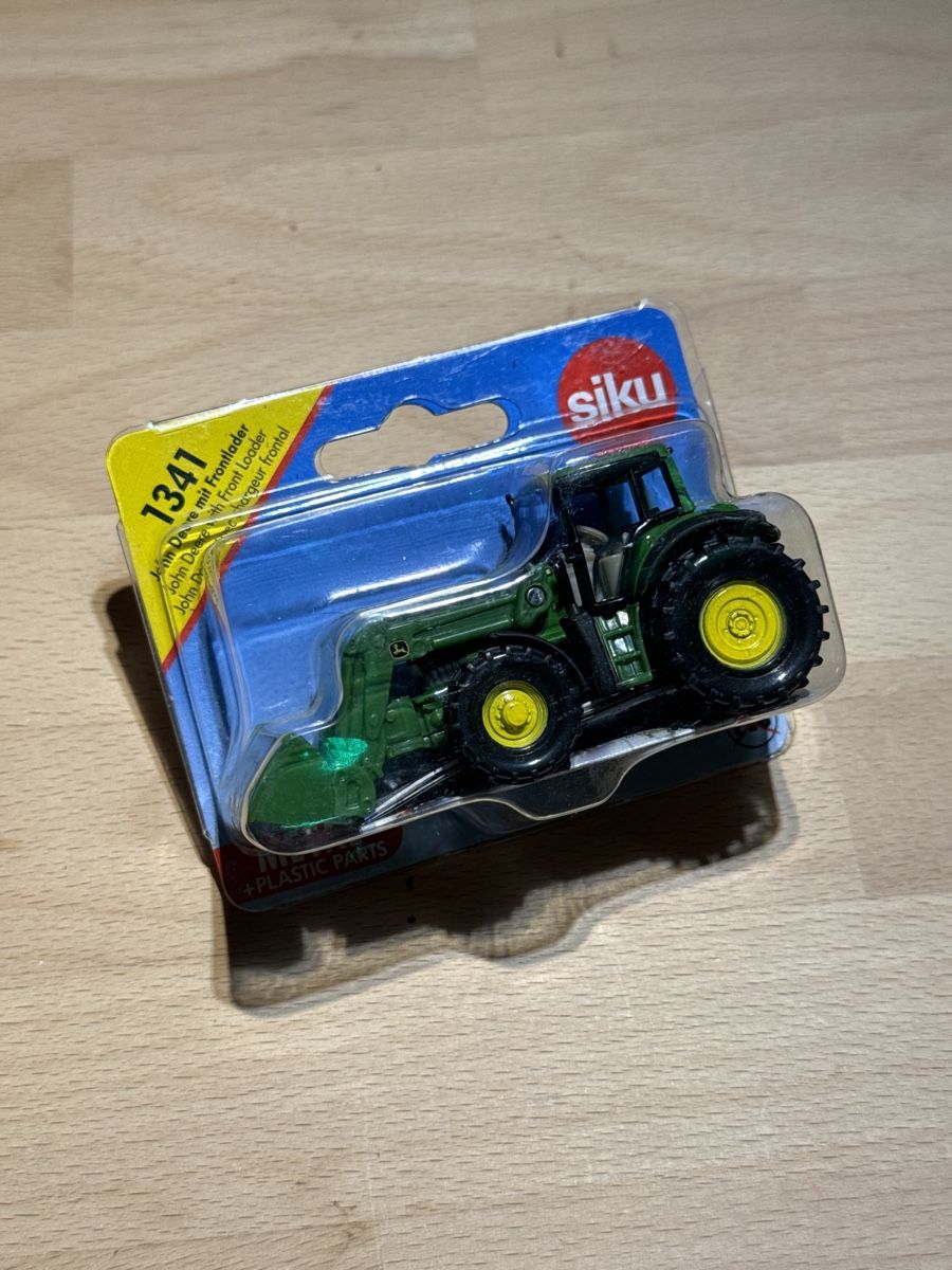 Siku Modellini d'auto: Siku - John Deere 1474 & 1341 – Nuovo e nell'imballaggio originale da Stüsslingen venduto da leo_nzh6 2