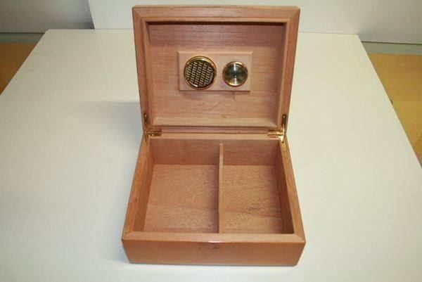 Humidor per sigari: Humidor "Wurzelholz" – Nuovo e nell'imballaggio originale da Wetzikon ZH venduto da Goschama 1