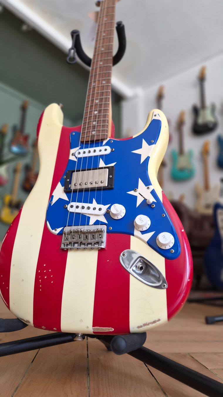 Strumenti musicali: Fender "This Tool Kills Hate" Stratocaster – Usato da pieterlen venduto da AntonelloGuitars 1
