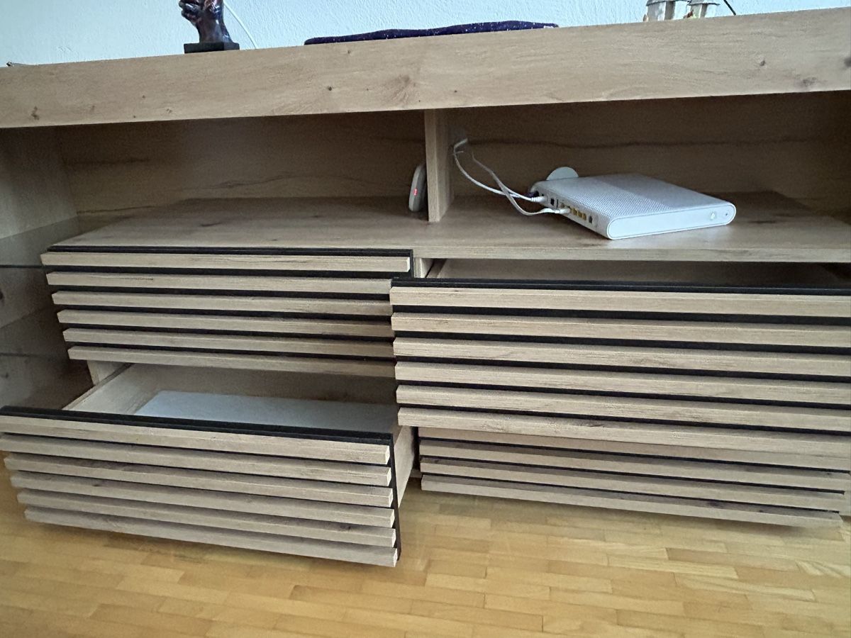 Mobili TV: Lowboard Eiche Optik mit Lamellentüren 179cm gebraucht – Usato da Mastrils venduto da ram_nbb2 1
