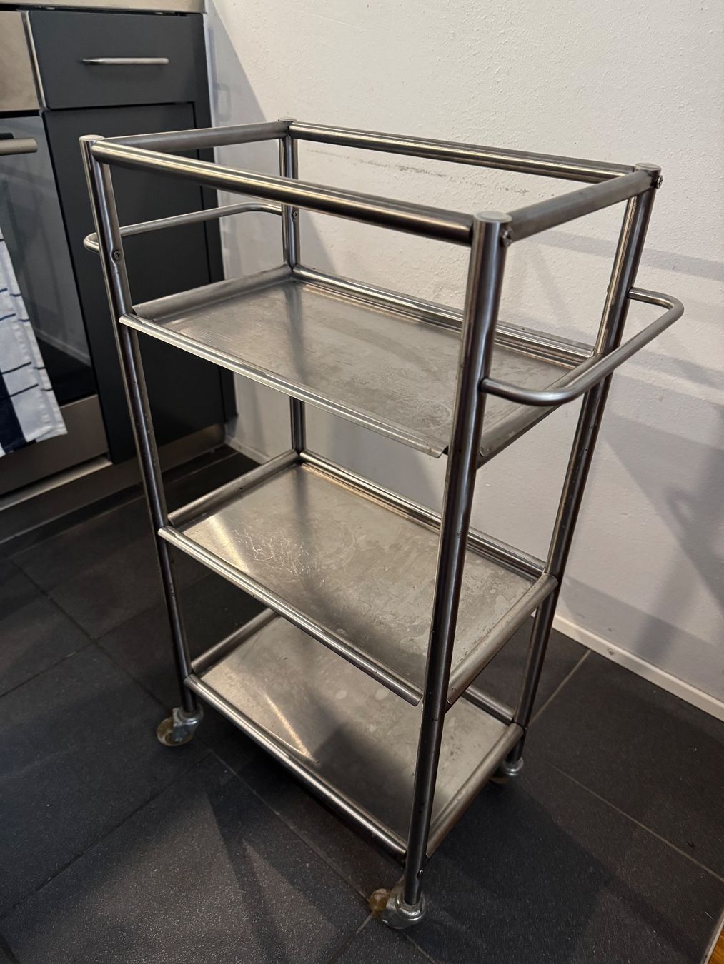 Mobilier: Tablarwagen aus Metall (87x40x24 cm) – D'occasion à Zürich par Tarafo5 1