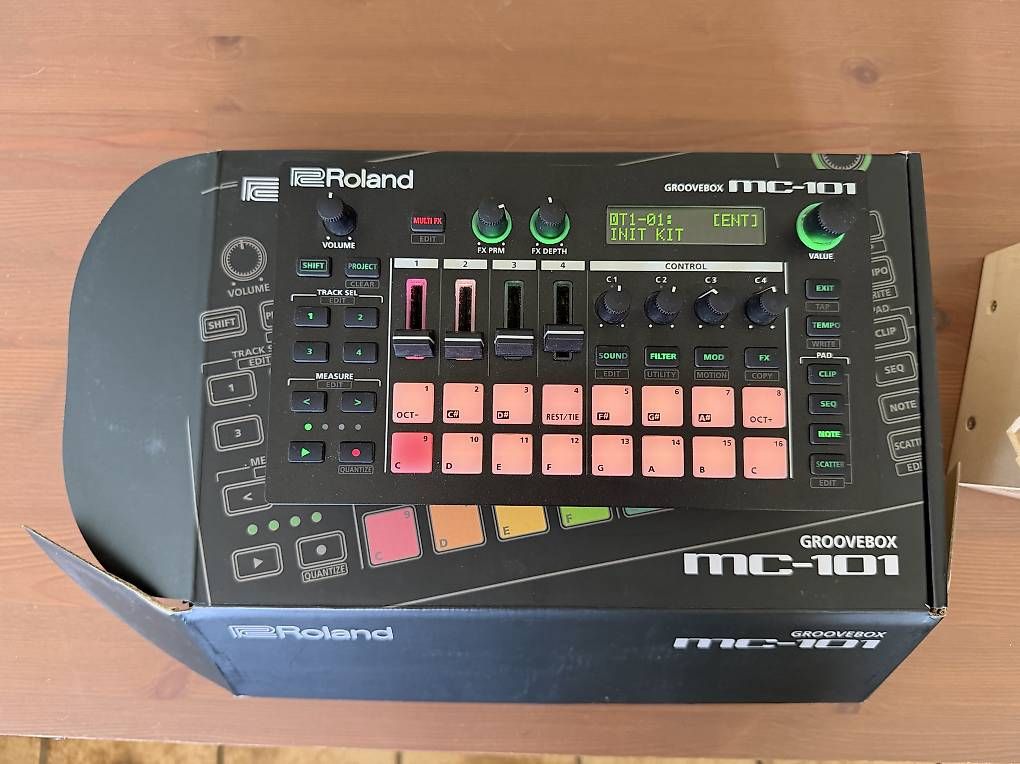 Roland Strumenti musicali: Roland MC-101 inkl. Ständer – Usato da Uesslingen venduto da musikbedarf 2