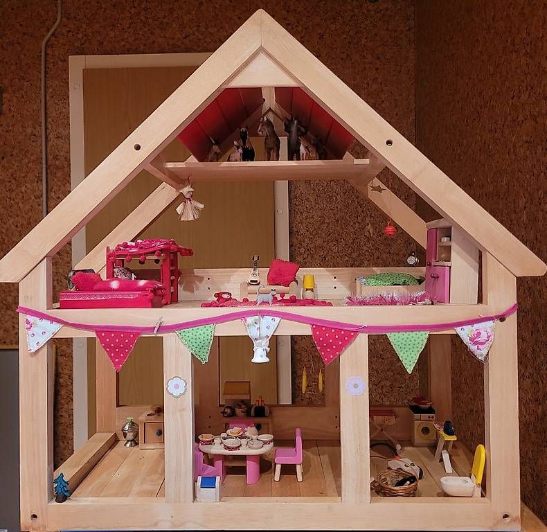 Maisons & Meubles de poupées: Grosses Puppenhaus möbliert  – D'occasion à Ennetbaden par gav_x67b