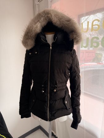 Warme Winterjacke von Zara mit Fellkapuze, Grösse M