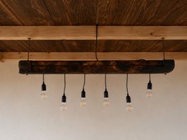 Rustikale Balkenlampe aus Holz