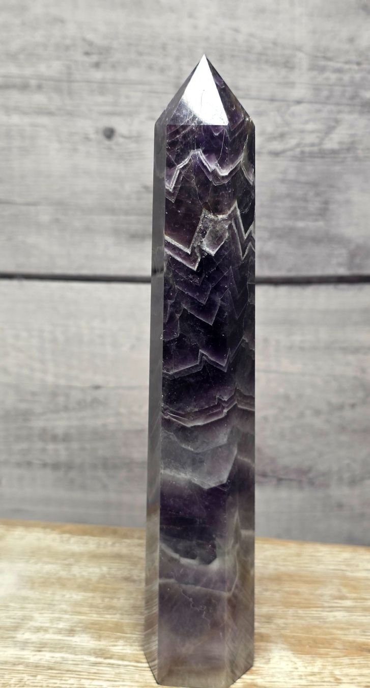 Minerali & Pietre curative: Chevron Amethyst Obelisk D 324g – Nuovo e nell'imballaggio originale da Matzingen venduto da Shay_Crystalz 1
