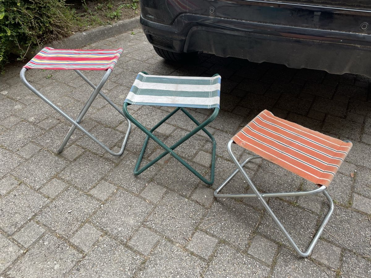 Sgabelli: 3 Tabourets Pliables Camping Vintage – Usato da Vallamand venduto da Bricbracbroc82