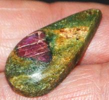 Cabochon L-8545 – Rubin Fuchsit -27x12mm