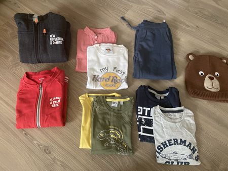 lot de vêtements garçon taille 4-5 ans et vestes 8 ans