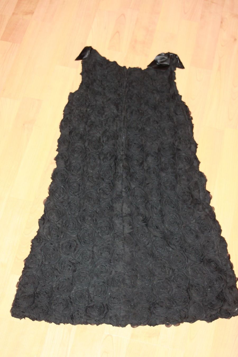 Kleider & Röcke: Kleid mit schwarzen Rosen 164 Kate Mack – Neu (gemäss Beschreibung) aus Wenslingen von Strick4Alpaca 1