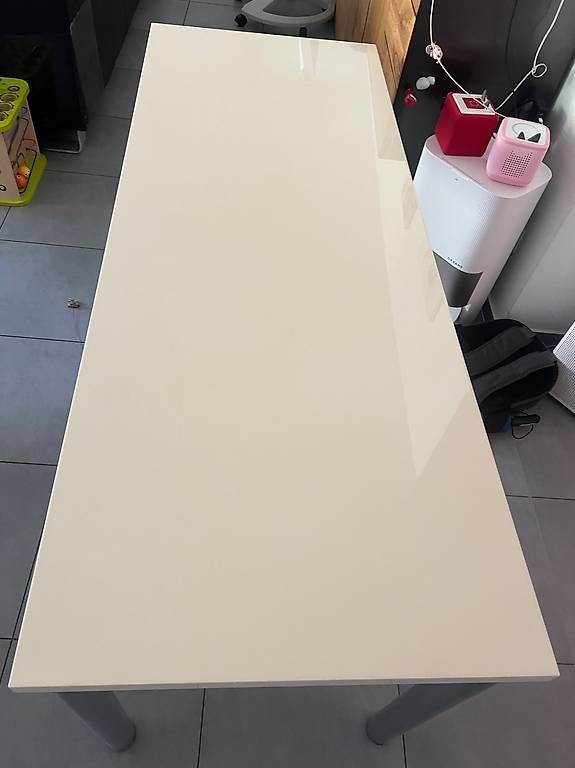 Schreibtische: Schreibtisch weiss glänzend L140cm B60cm – Gebraucht aus Wetzikon ZH von Mila_Pla 1