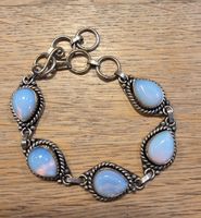 Schönes Silberarmband mit schimmernden Opalitsteinen