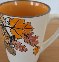 Herbstliche Tasse mit Blättern