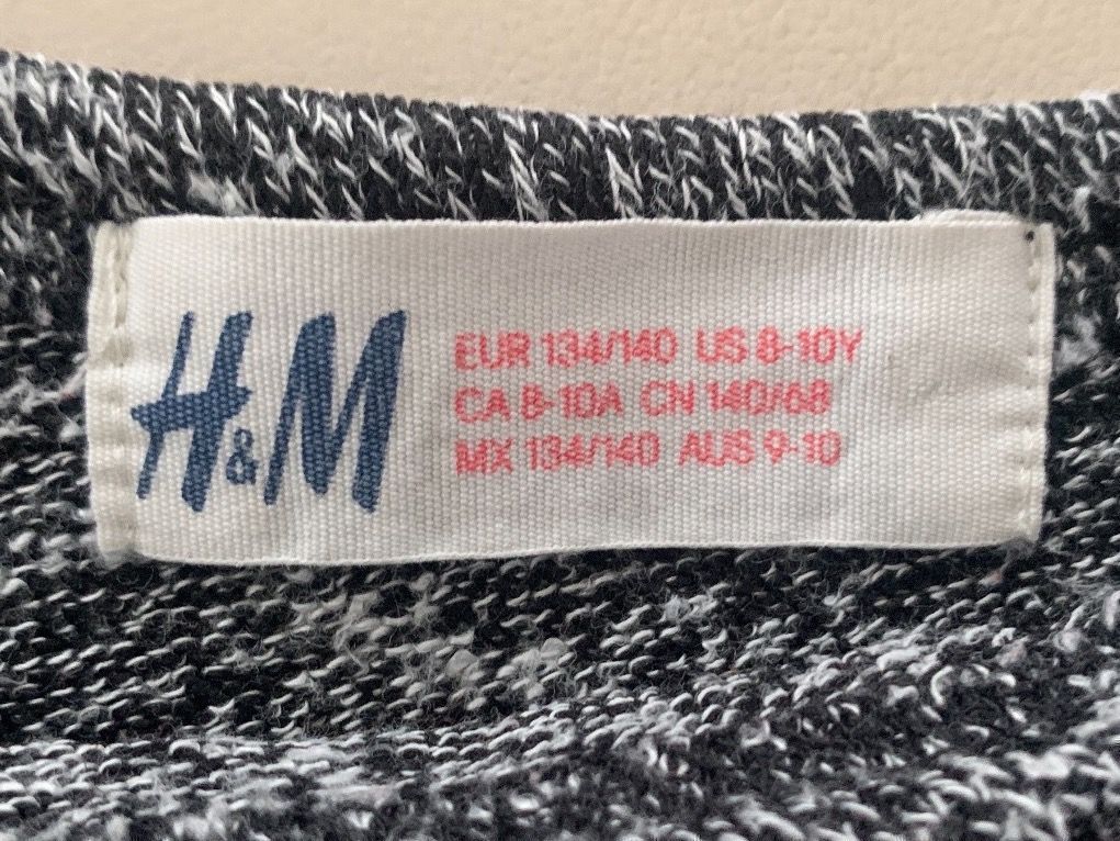 H&M Pullover & Sweatshirts: H&M Grauer Pulli gr 140 – Gebraucht aus Adligenswil von Phoenix2017 2