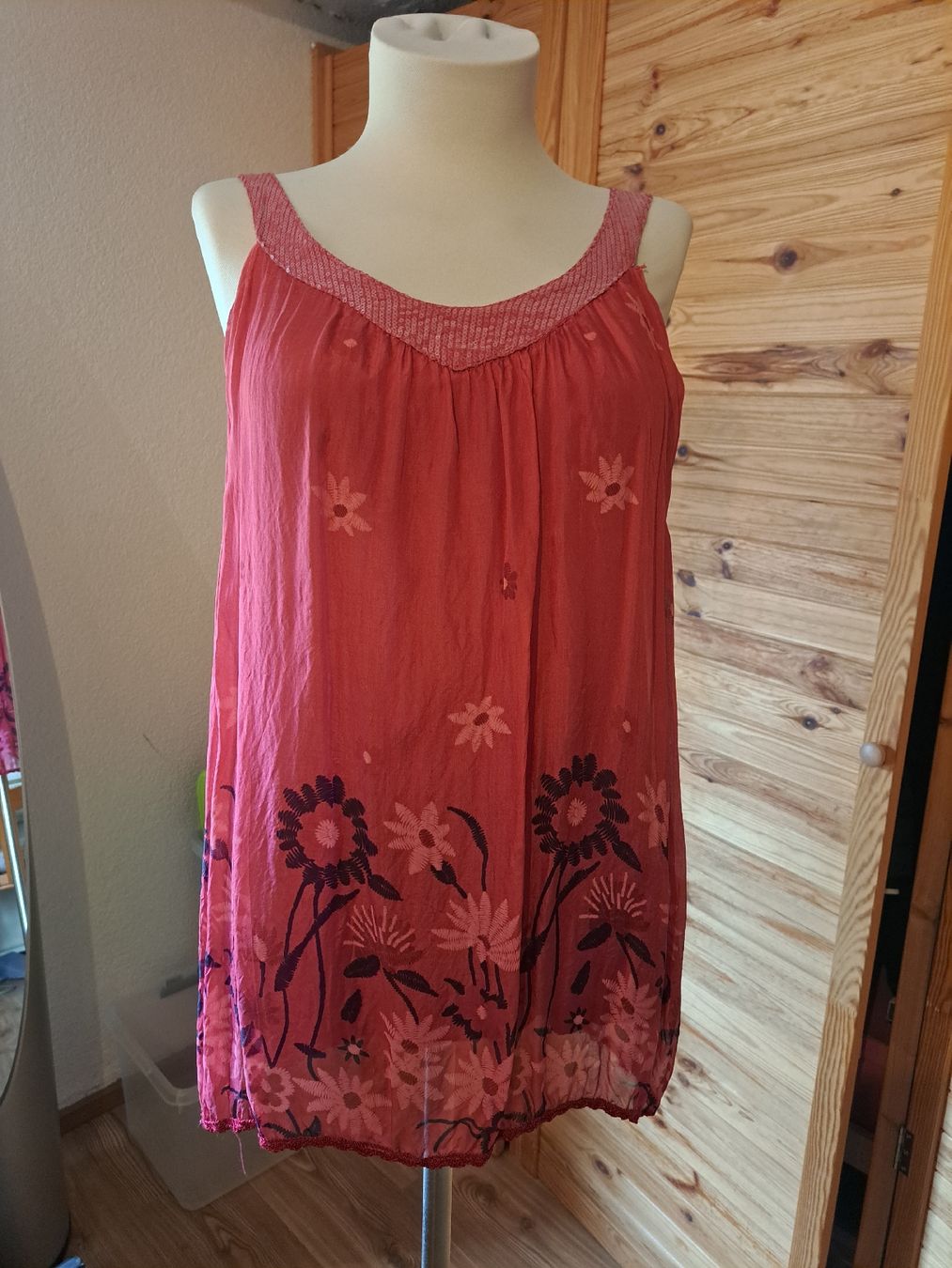 Top: Sommerliches Top mit Blumenprint, Gr. M, rot – Nuovo (secondo la descrizione) da Rafz venduto da MuriFinn