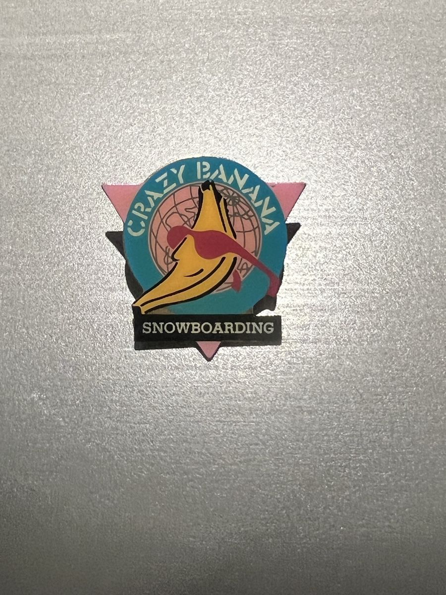 Placchette & Badge: Crazy Banana Snowboarding PIN  – Usato da Riggisberg venduto da mr.redhorn