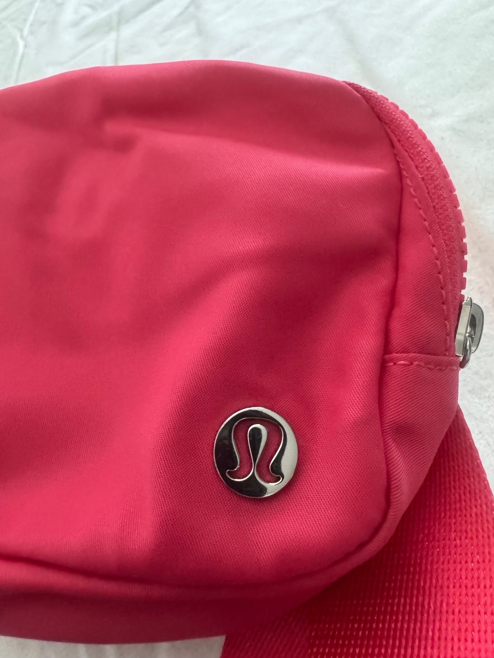 Lululemon Taschen: Lululemon Everywhere Belt Bag Fuchsia – Gebraucht aus Luzern von wet_7bm6 3