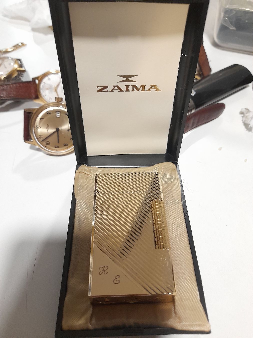 Accendini: Zaima lighter gold case striped with monogram K E – Usato da Richterswil venduto da ara_9vyr