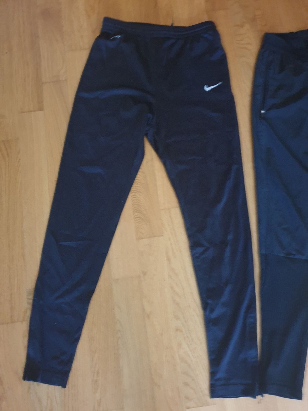 Nike Lots de vêtements: Pantalon Nike running  – D'occasion à Fribourg par mal_8zjh 2