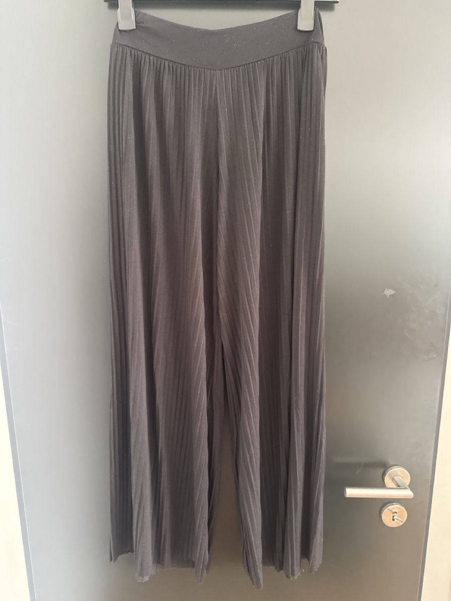 Pantaloni: Schwarze Stoffhose ultra bequem – Usato da St. Niklausen LU venduto da car_2562