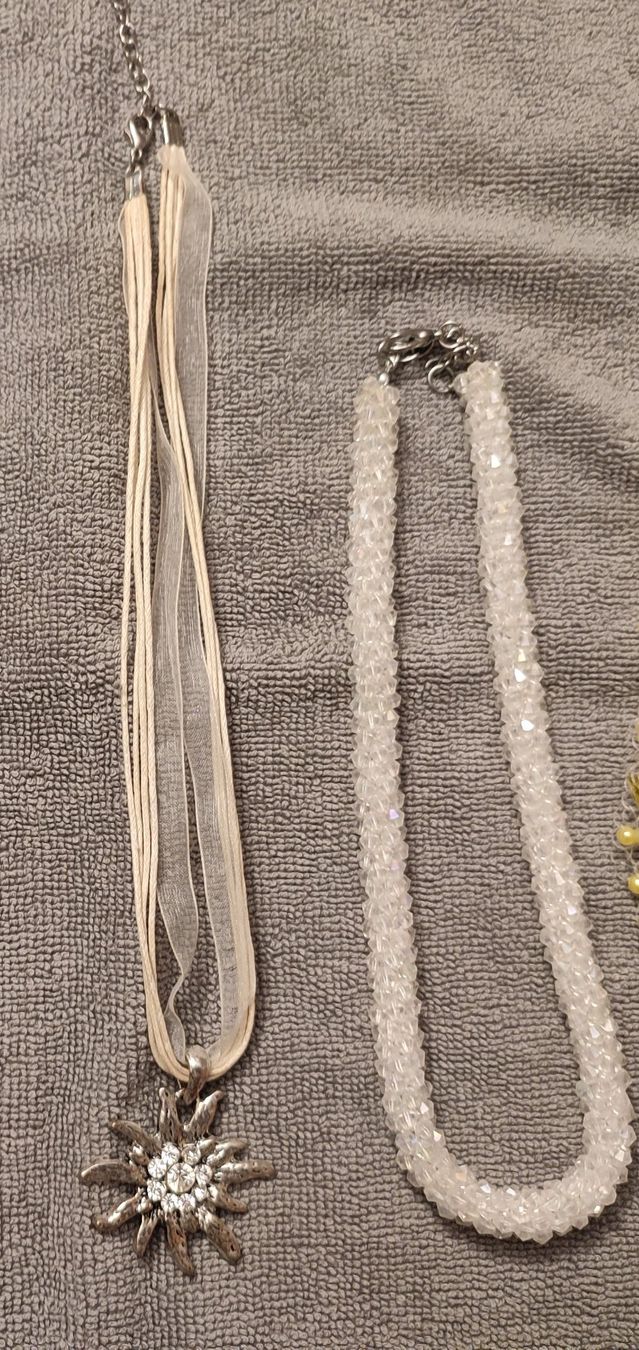 Colliers: 2 weisse Modeschmuck Halsketten – D'occasion à Winterthur par Priscatg