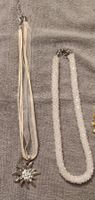2 weisse Modeschmuck Halsketten