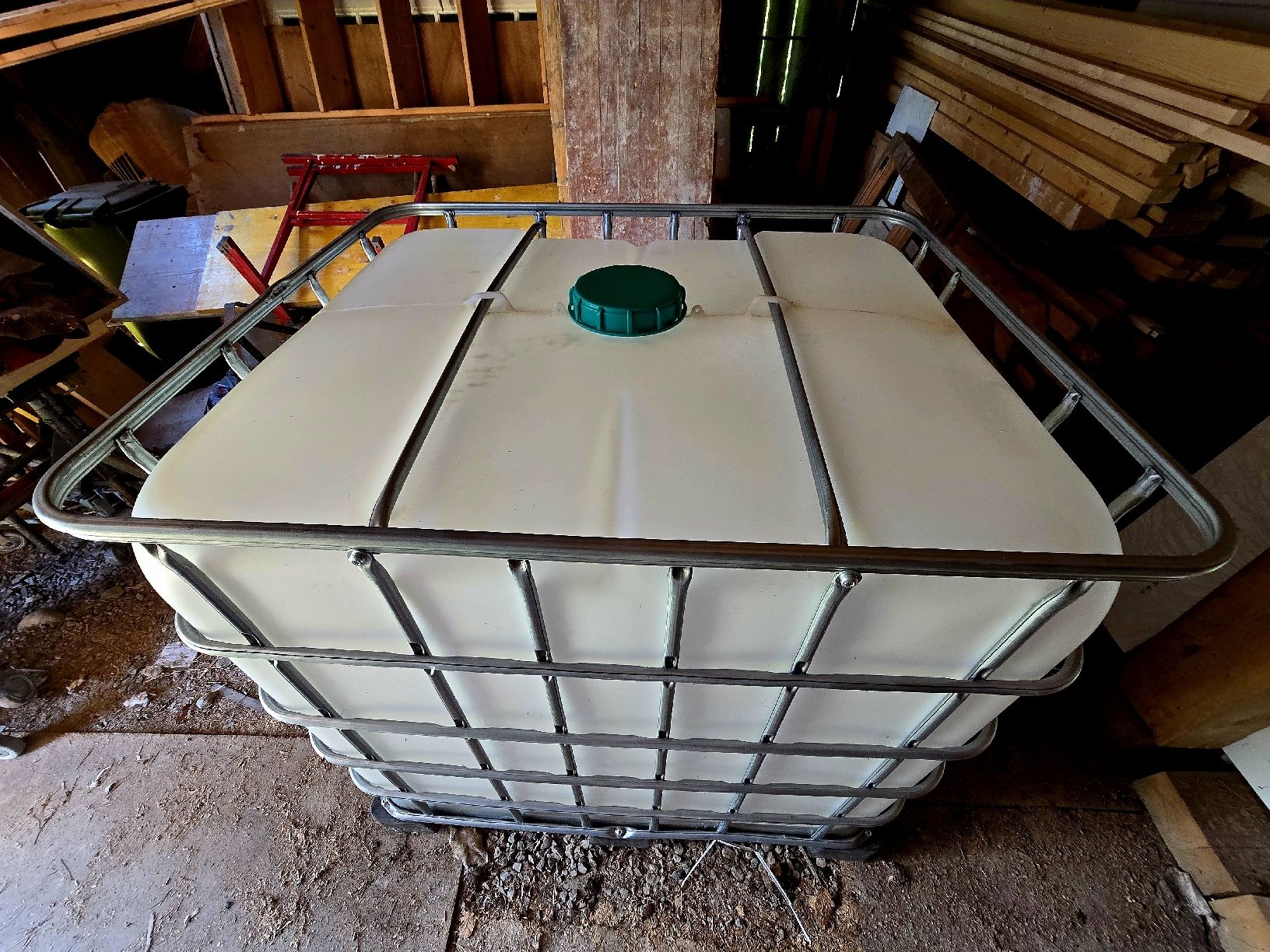 Abbeveratoi e trogoli: Neuwertiger Wassertank 1000L – Usato da Hasle LU venduto da stupero