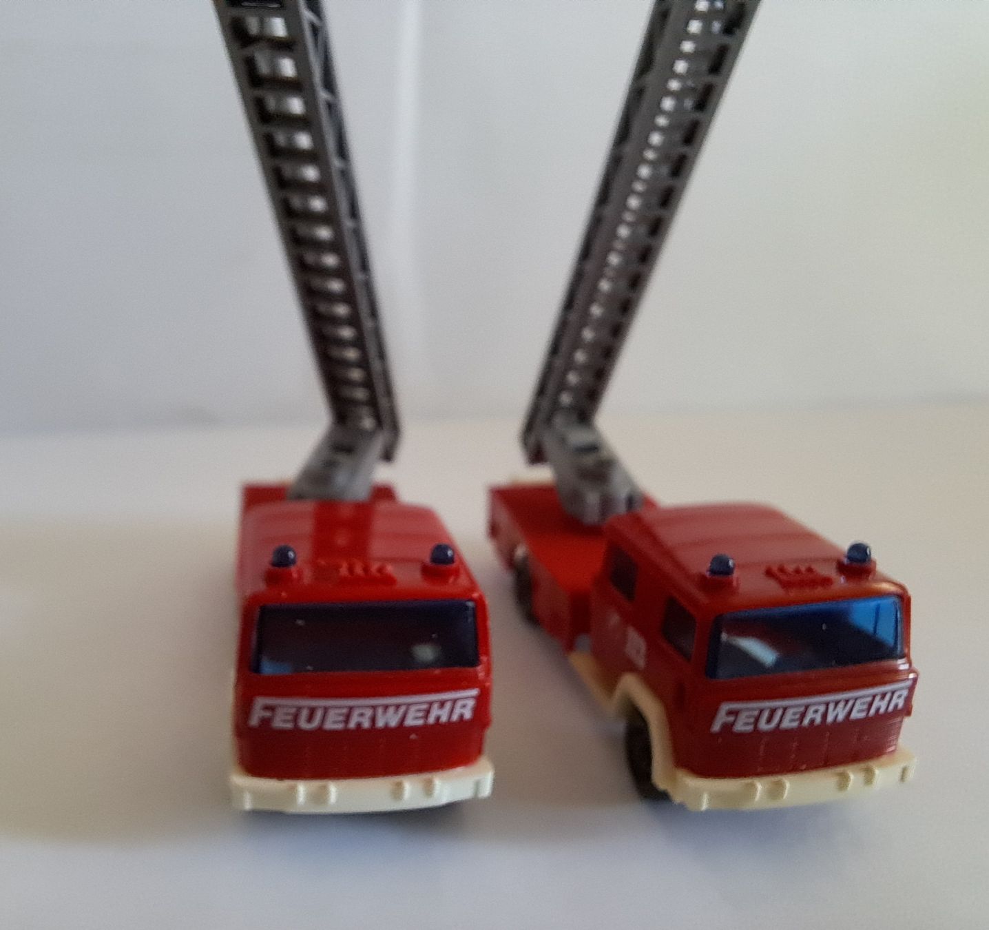 Modellini di ferrovie: 2x Feuerwehr Leiterwagen Spur N – Usato da Liestal venduto da Scrapmaus 2