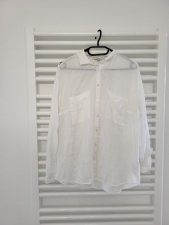Weisse Bluse mit Spitze & Ausschnitt am Rücken, Grösse 40