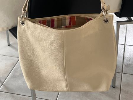 Beiger Ledershopper mit mehreren Fächern
