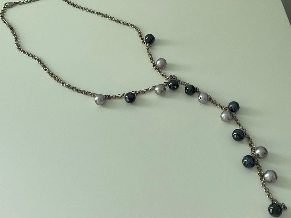 Catenine: Elegante Kette mit silber- und schwarzfarbigen Perlen – Usato da Basel venduto da cat_sq5m 1