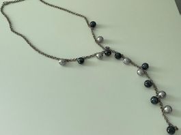 Elegante Kette mit silber- und schwarzfarbigen Perlen