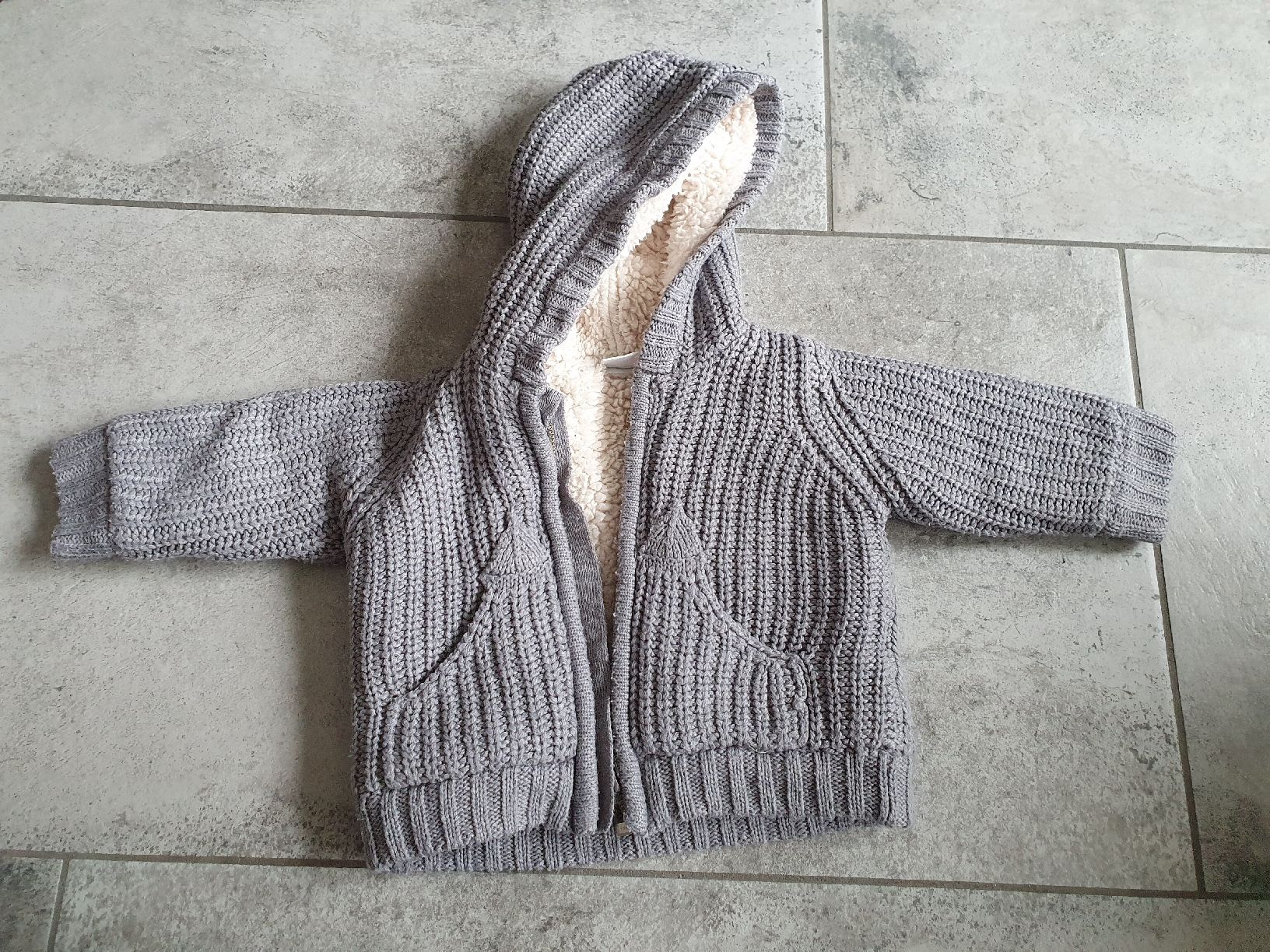 Maglioni & Felpe: Veste à capuche mi saison taille 6 mois – Usato da Le Noirmont venduto da Guiguiguette
