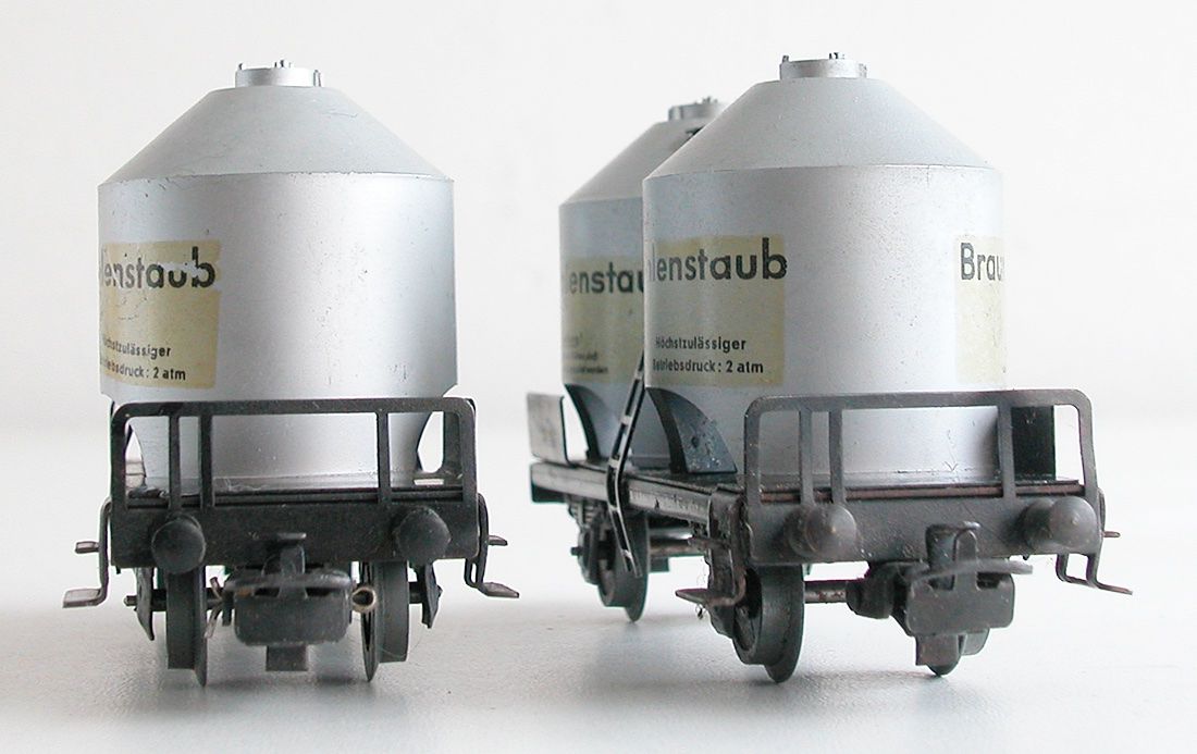 Märklin Modellini di ferrovie: Märklin 2 Kohlenstaubwagen der DB Spur H0 – Usato da Oberwil BL venduto da Klang 3