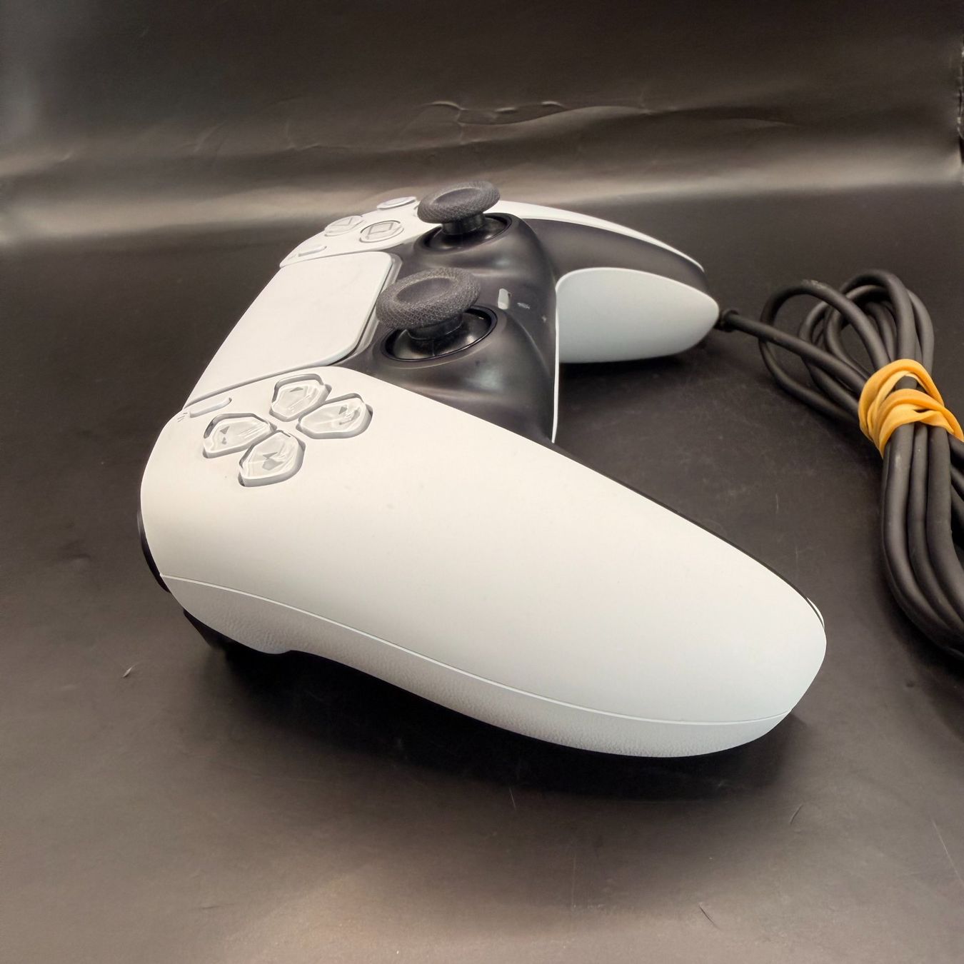 Sony Controller: PlayStation 5 DualSense Controller Weiss/Schwarz – Usato da Düdingen venduto da Nerdworld 5