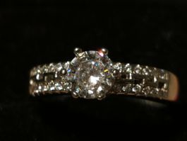 Damen Ring aus Silber mit Zirkone.