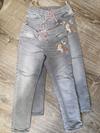 Gefütterte Mädchenjeans ohne Knopf Grösse 128. Neuwertig.