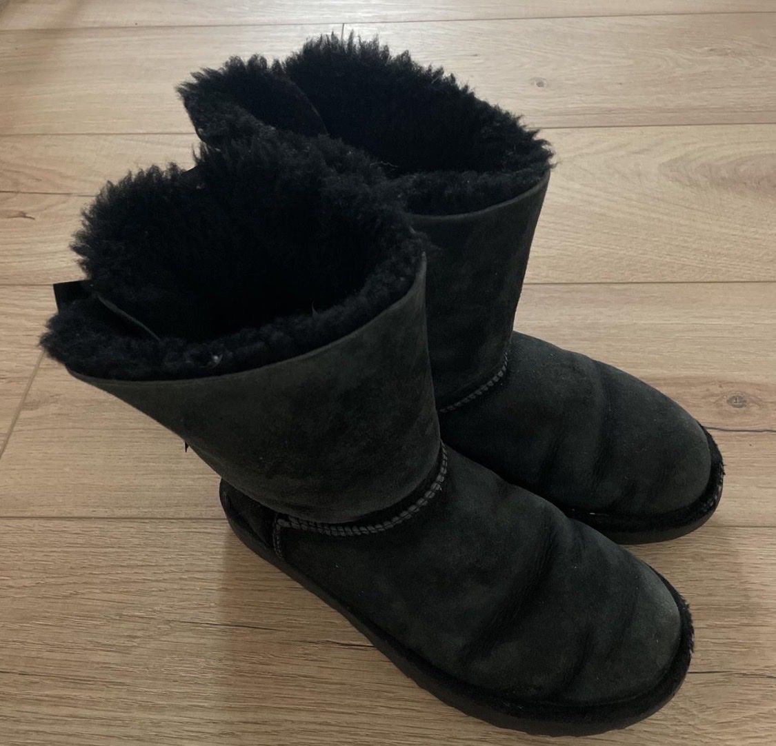 Chaussures femmes: Black UGG shoes  – D'occasion à Genolier par notzoe