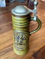 Antiker Keramik-Bierkrug mit Ritterrelief und Zinndeckel