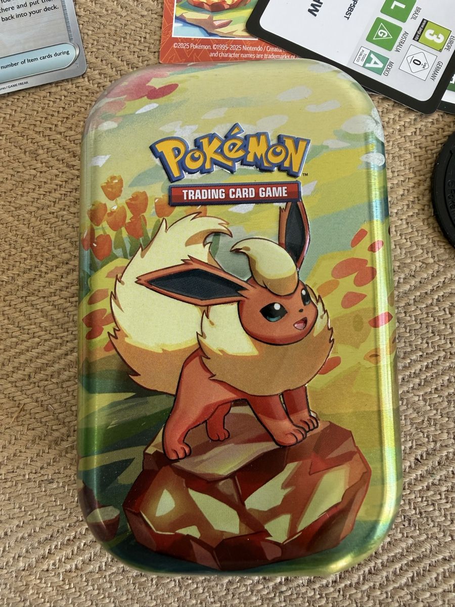 Pokémon Sammelbilder & Trading cards: Pokemon Prismatic Evolutions Mini Tin Flareon mit 40 Karten – Neu (gemäss Beschreibung) aus Konolfingen von petzipetz 1