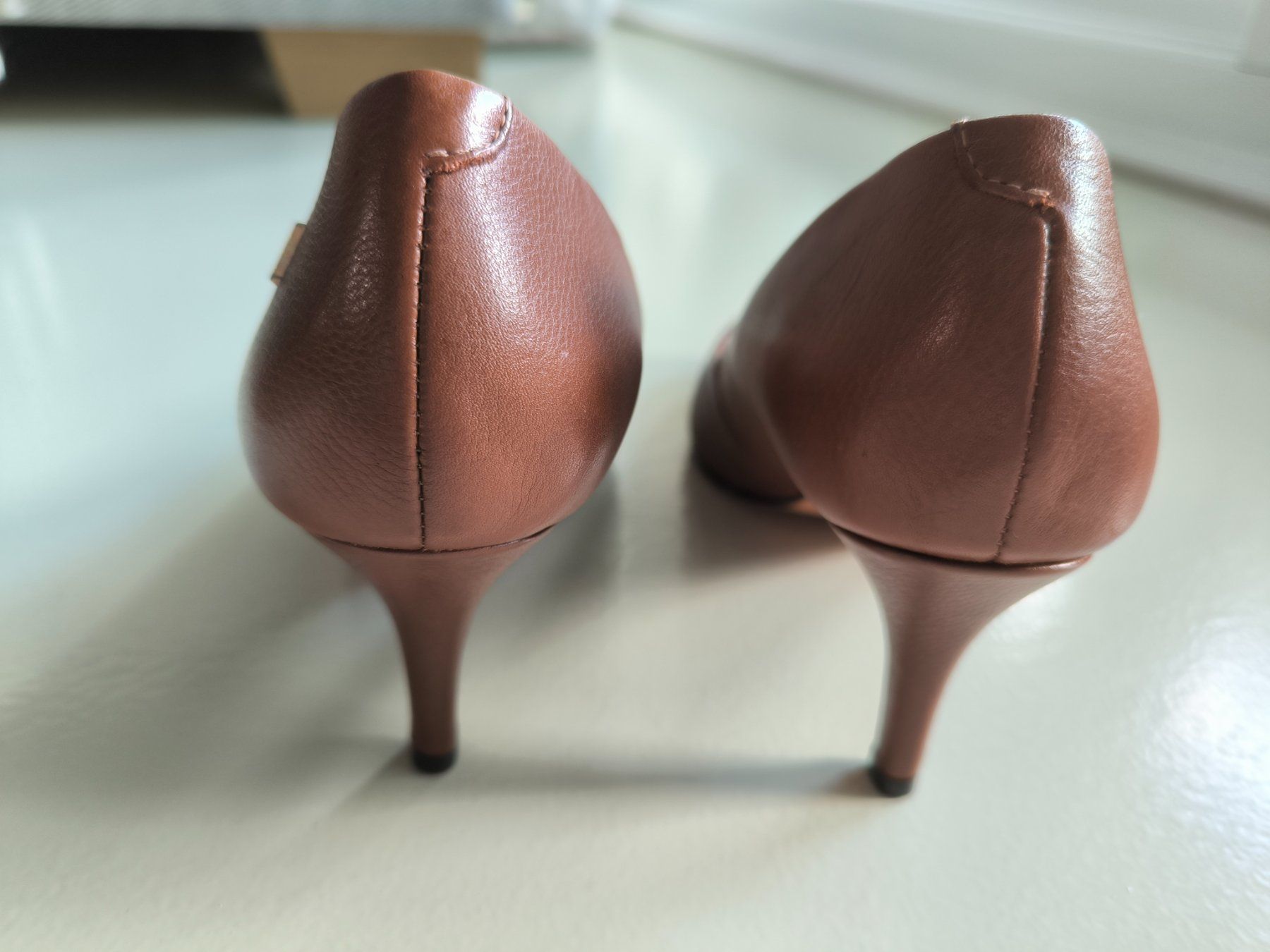 Scarpe da donna: Wunderschöne Pumps aus dunklem Kamelleder, Größe EU 39 – Nuovo (secondo la descrizione) da Wallisellen venduto da C_DM 2