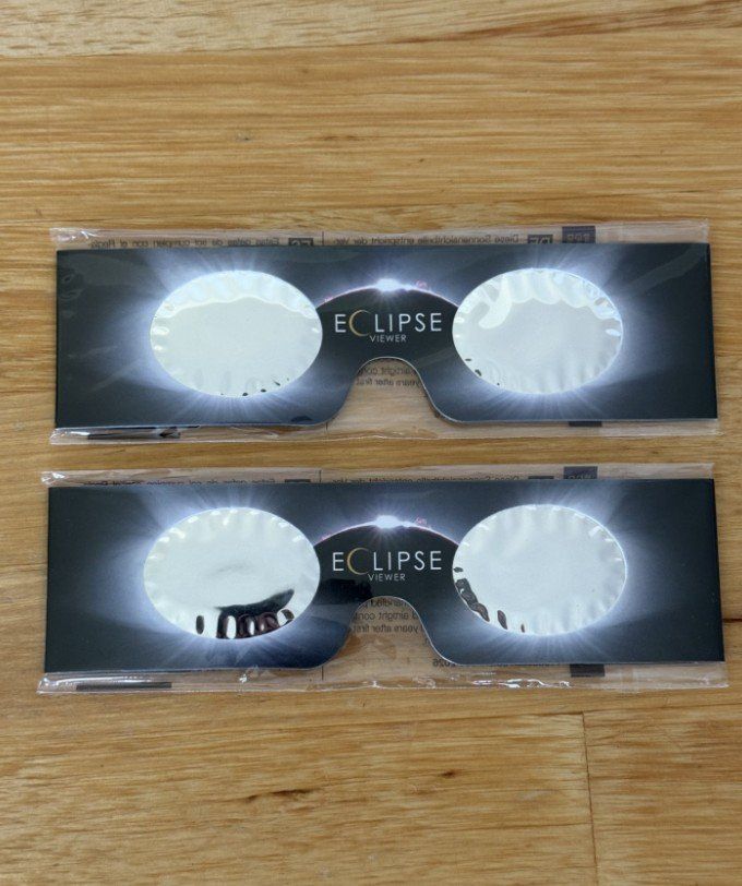 Occhiali & Lenti: 2 Stück Eclipse Sonnenfinsternis-Brillen – Nuovo e nell'imballaggio originale da Zürich venduto da Roger73