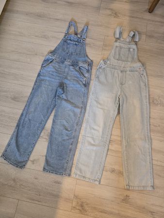 Zwei Latzhosen Jeans hellblau Gr 140 146