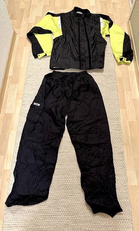Completi, tute sportive e funzionali: Motorrad Regenbekleidung – Usato da Rotkreuz venduto da ta_ti75