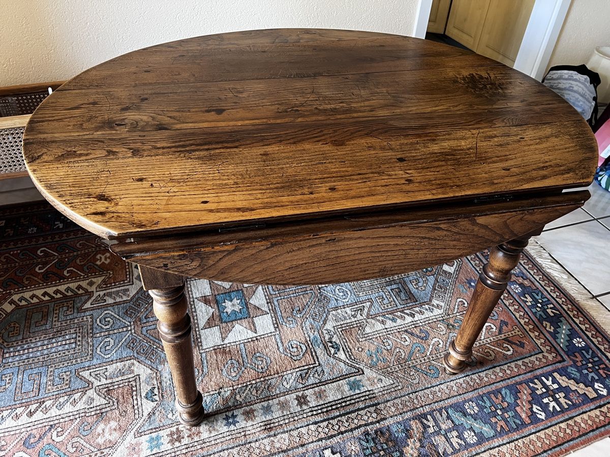 Set di tavolo e panche: Tisch und 5 Stühle Nussbaum gebraucht – Usato da Neuenegg venduto da Magosaurus 2