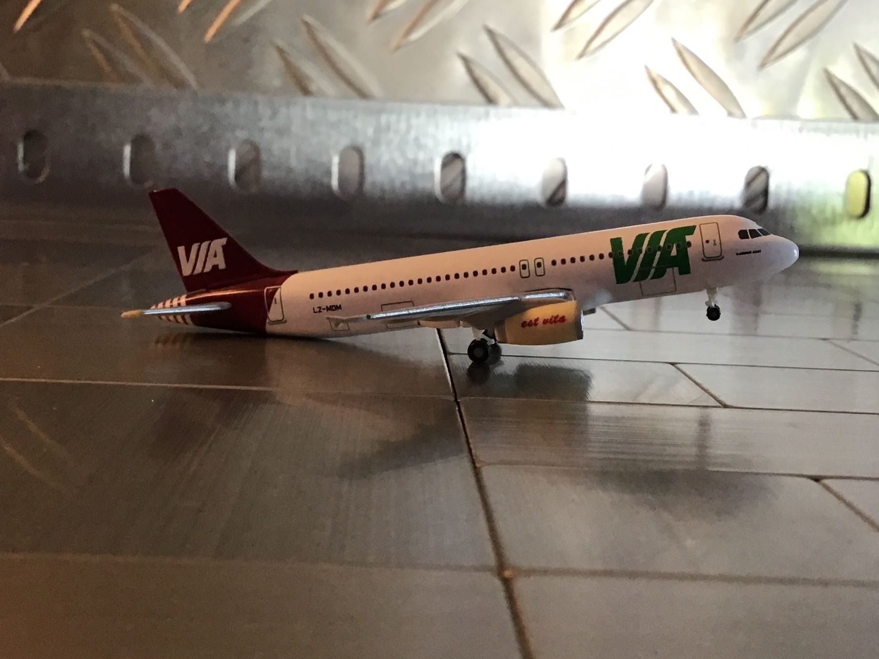 Herpa Kit di modellismo & Modellini statici: HERPA VIA AIRBUS  1/500 – Usato da Männedorf venduto da Modellbau-wyss 1