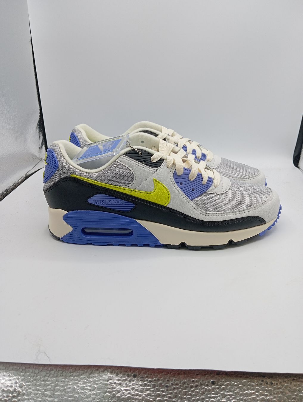 Nike Herrenschuhe: Nike Air Max 90 (EU45) – Neu und originalverpackt aus Schaffhausen von outlez